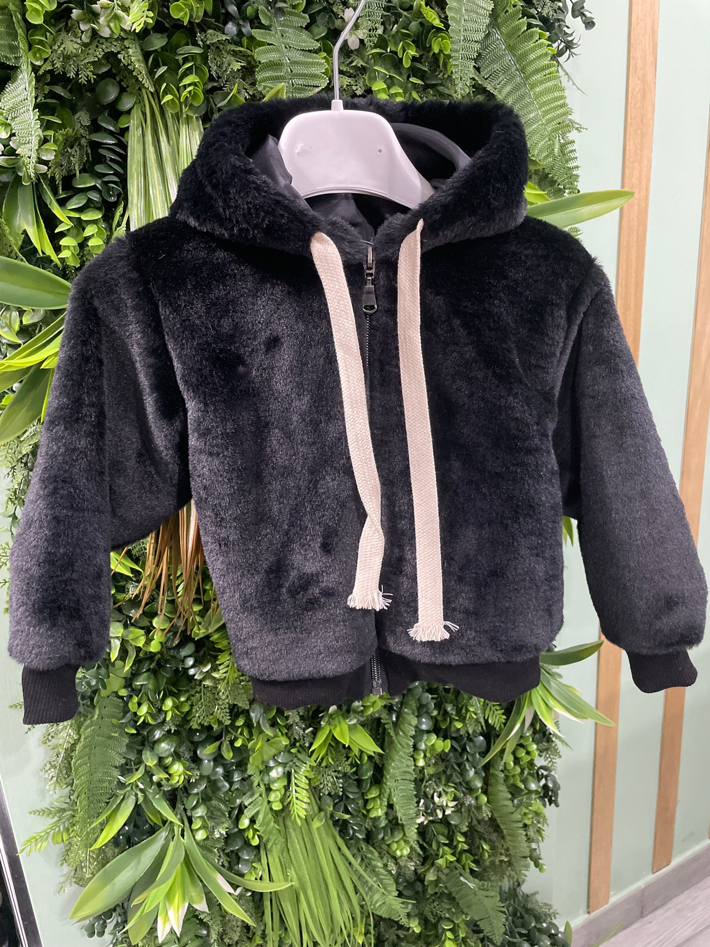 pelliccetta con cappuccio nera